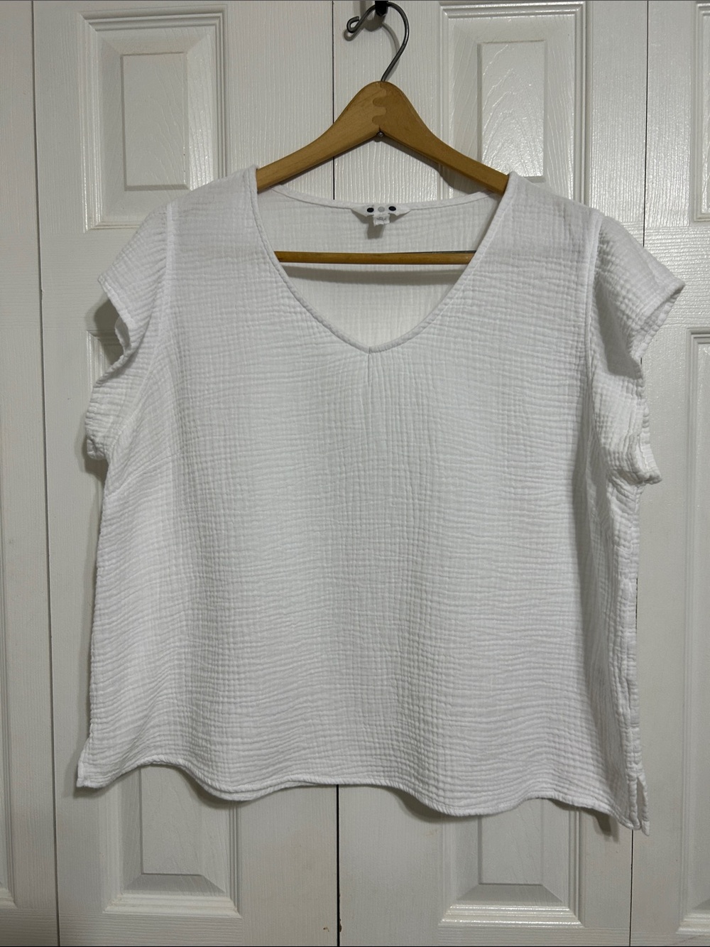 Women's White Textured V-Neck Top - Brand Unspecified